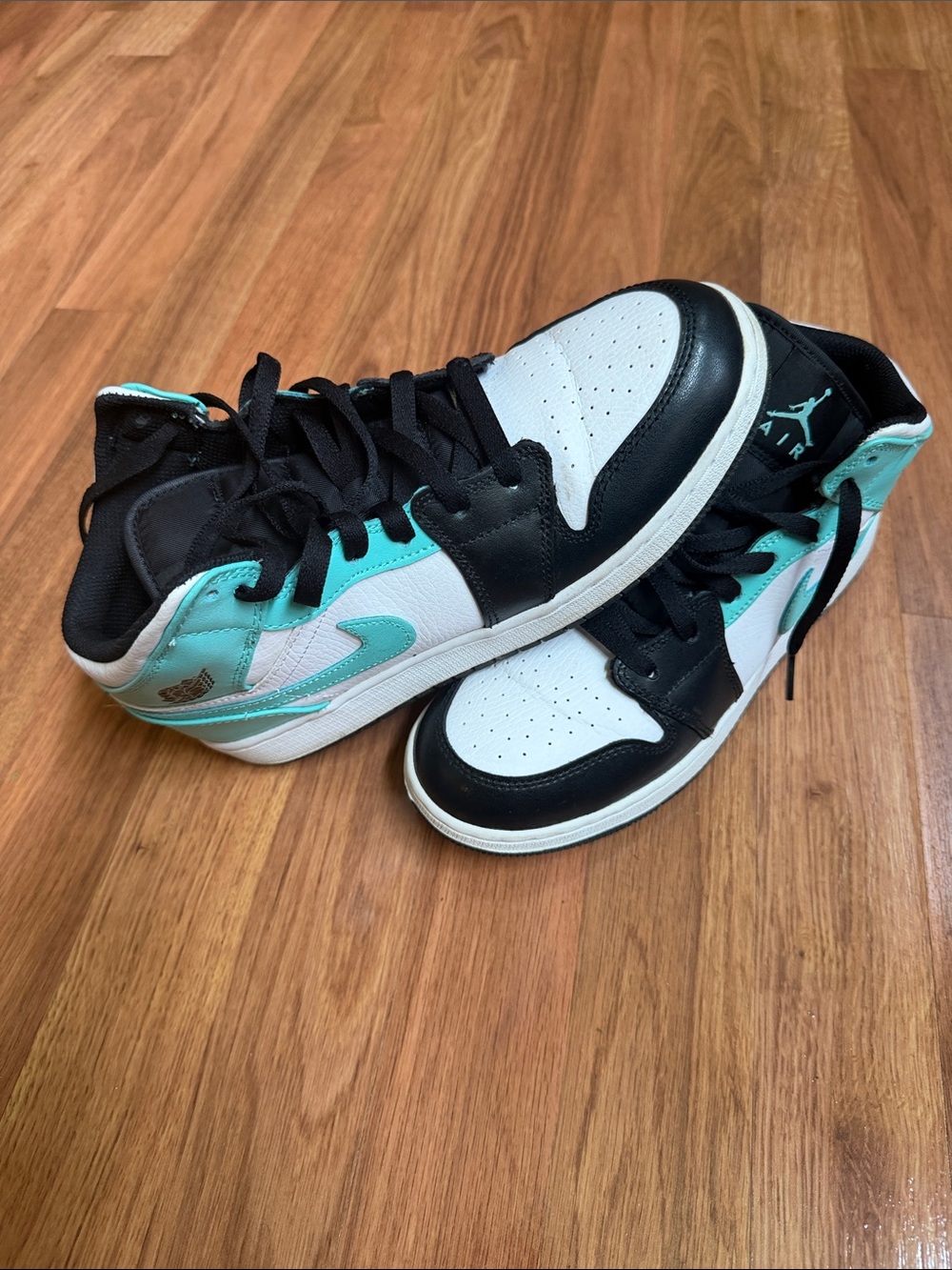 Jordan Kids Low-Top Sneakers in Black, White & Teal